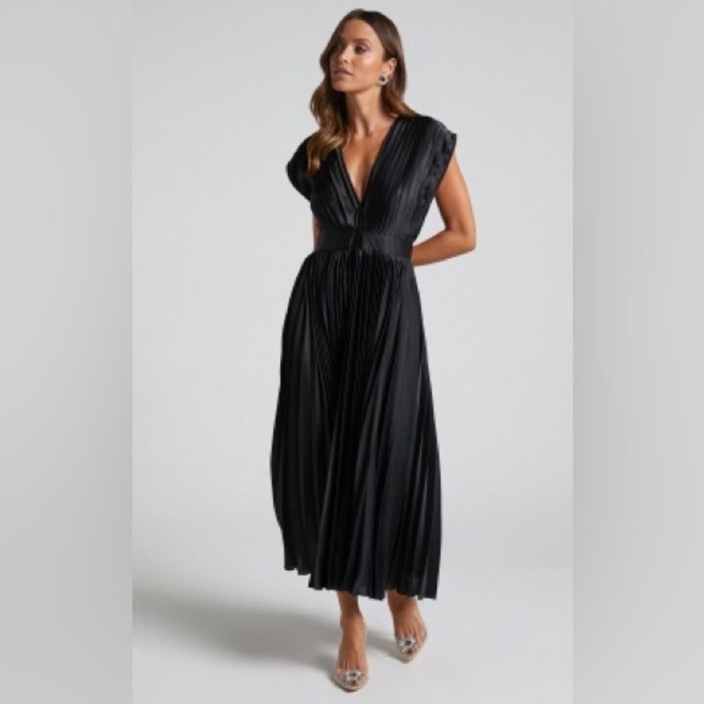 Showpo Della Midi Dress. PLUNGE NECK SHORT SLEEVE PLEATED DRESS IN BLACK